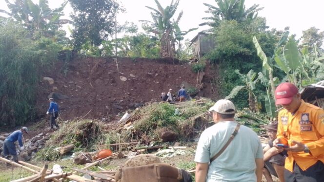 
					Longsoran Turap Villa Timpa 1 Unit Motor dan Kandang Domba di Tamansari