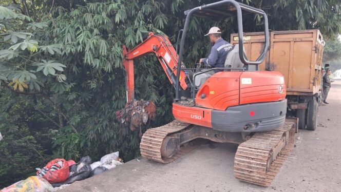
					Gandeng DLH, Pemcam Kemang Bersihkan Jalan Raya Bomang dari Sampah Liar dan Ilalang