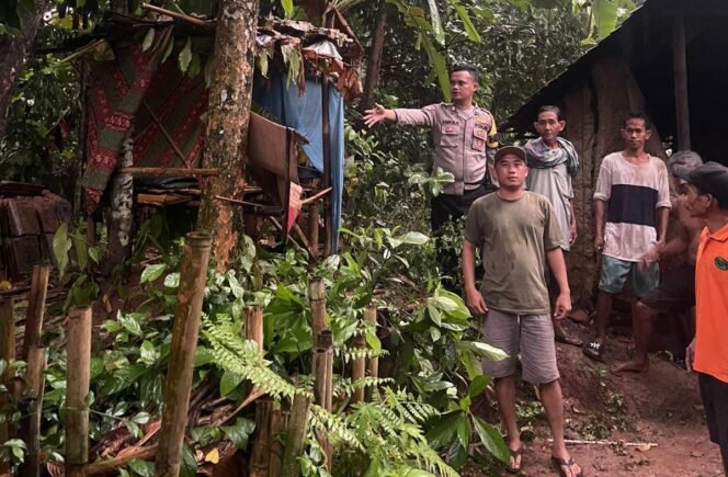 
					Sedang Berteduh di Saung, 2 Pelajar di Rumpin Tersambar Petir, Polisi: 1 Tewas dan 1 Kritis
