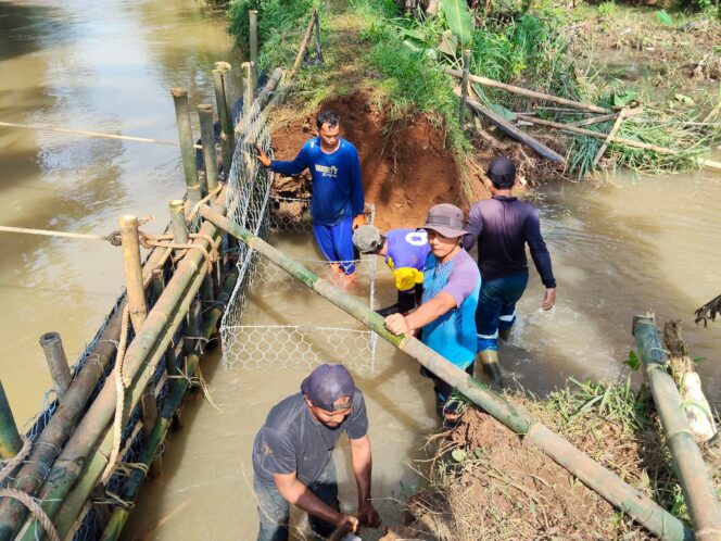 
					Gercep Tanggulangi Bencana di Daerah Minapolitan Ciseeng, Pemkab Bogor Perbaiki Tanggul Sungai Induk Sasak yang Jebol