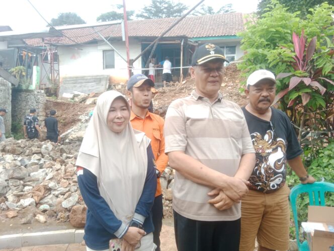 
					Dukung Percepatan Pembangunan TPT SDN 06 Pasca Longsor, Pemdes Gunung Putri Kerahkan Warga dan Relawan