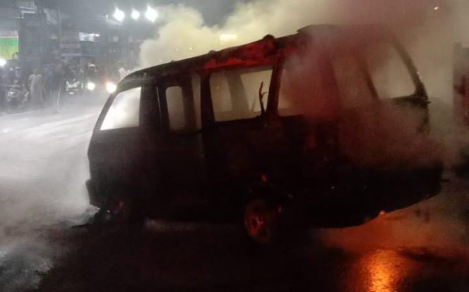 
					Alami Konsleting Listrik, Angkot Jurusan Leuwiliang-Bubulak Terbakar di Jalan Raya Galuga