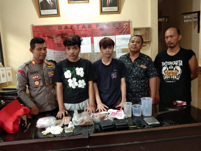 
					Dua Remaja Asal Jaksel Diringkus Polisi Gegara Produksi dan Edarkan Tembakau Sintetis di Rumpin