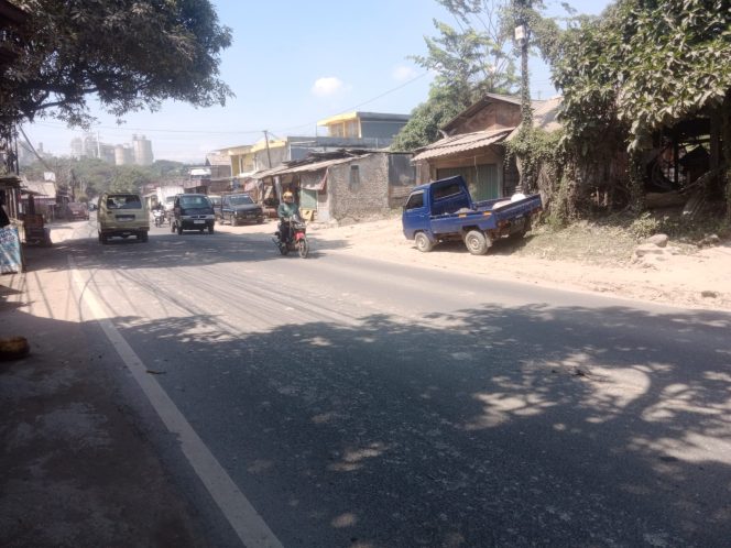 
Sebabkan Jalan Kotor dan Berdebu, Pul Truk di Jalan Raya Narogong Klapanunggal Tuai Protes