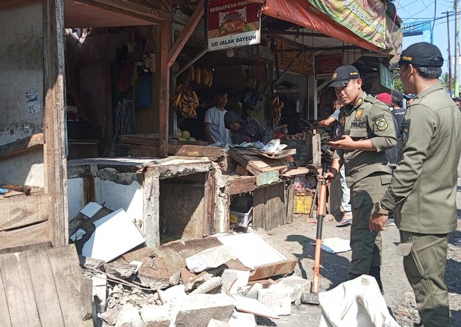 
					Dinilai jadi Biang Kemacetan, Satpol PP Kabupaten Bogor Bongkar 130 Lapak Liar PKL di Pasar Cisarua