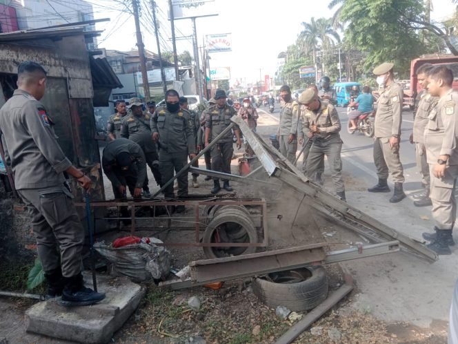 
					Puluhan PKL dan Pos Ormas Dibongkar Satpol PP di Cileungsi