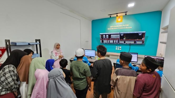 
					Sambil Berikan Bantuan Pendidikan untuk Yatim dan Dhuafa, YBM PLN dan Srikandi PLN UP3 Gunung Putri Edukasi Bahaya Listrik