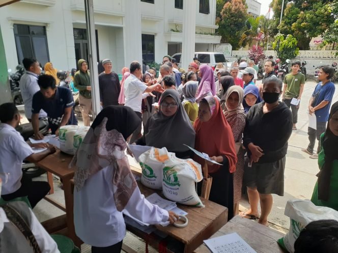 
					Kemensos Salurkan Bansos Beras ke 749 KPM di Desa Cimandala