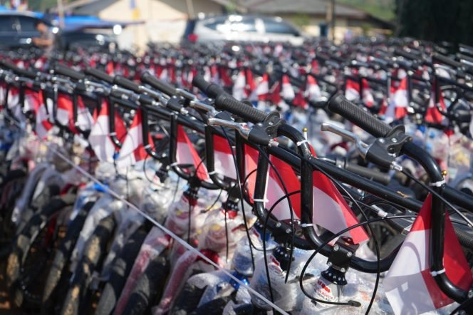 
					Bupati Rudy Susmanto Bagikan 442 Sepeda untuk Anak-anak! Malasari Kini Lebih Maju dan Nyaman untuk Sekolah