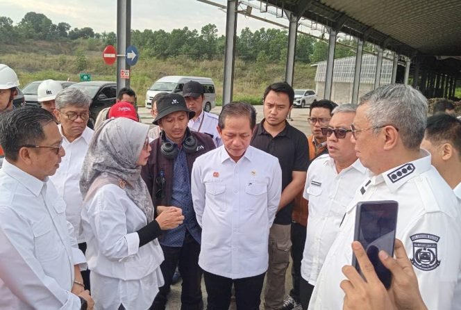 
					Menteri LH, Hanif Faisol Nurofiq saat menyambangi TPPAS Lulut Nambo, Kabupaten Bogor. (Foto: Erwin)
