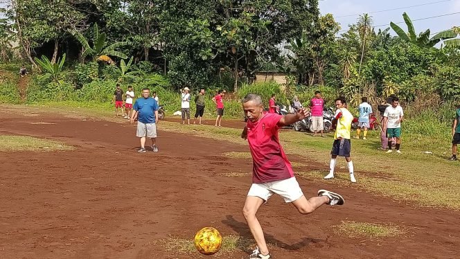 
					Jalin Silaturahmi, 58 RT/RW dan Lembaga Desa Cinangka Ikuti Pertandingan Sepak Bola