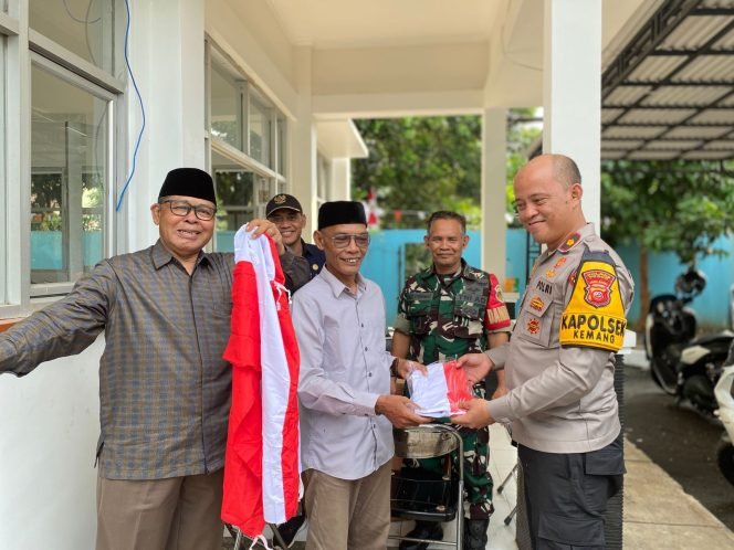 
					Bangkitkan Nasionalisme Warga, Polsek Kemang dan Muspika Bagikan Bendera Merah Putih