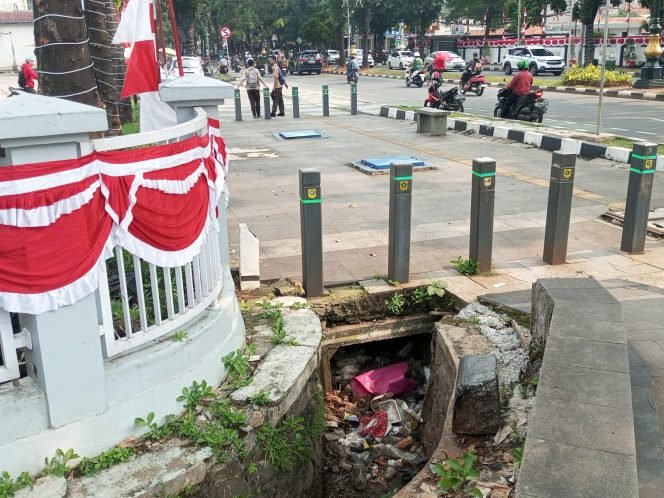 
					Drainase di Simpang Bappenda Tersumbat Gegara Tumpukan Sampah Sisa Makanan
