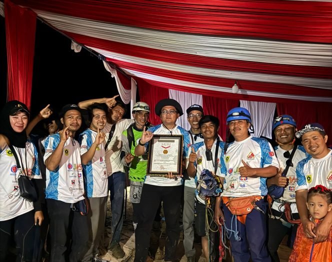 
					FPTI Kabupaten Bogor Cetak Rekor MURI Dunia Pembentangan Bendera Merah Putih Jelang HUT RI Ke-80