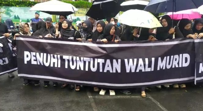 
					Ratusan Wali Murid SDIT Raudlotul Jannah Ciawi Demo Tuntut Ketua Yayasan Mundur