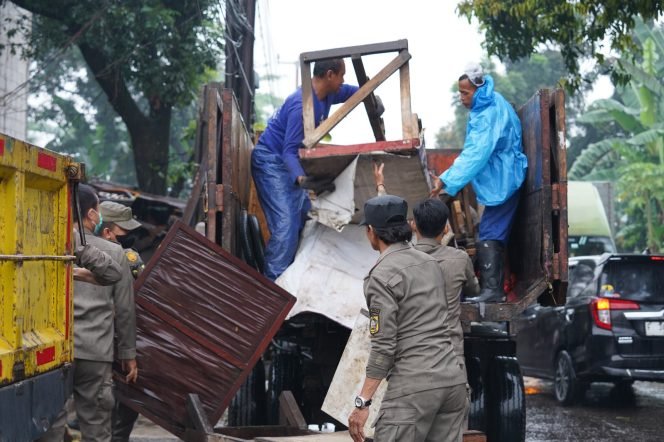 
					Satpol PP Kabupaten Bogor Bongkar 50 Bangunan Liar di Desa Puspasari Citeureup