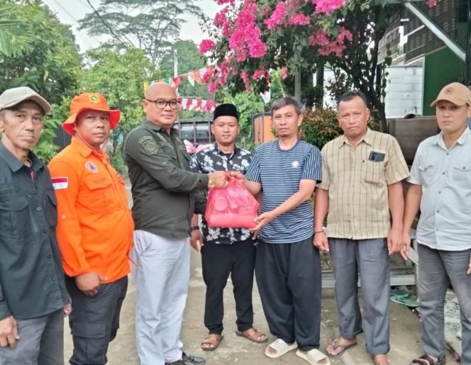 
					Kades Tegal Salurkan 300 Paket Sembako untuk Korban Banjir Kemang