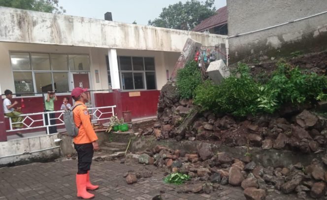 
					Gedung SDN Sirnagalih 2 di Tamansari Rusak Akibat Longsor
