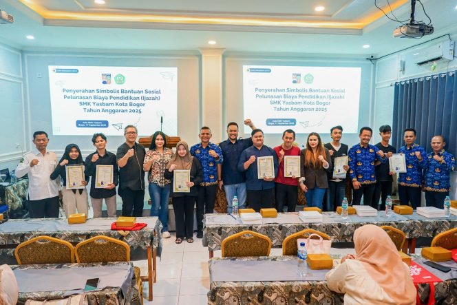 
					Program Tebus ijazah, Pemkot dan DPRD Bagikan 72 Ijazah Gratis untuk Warga