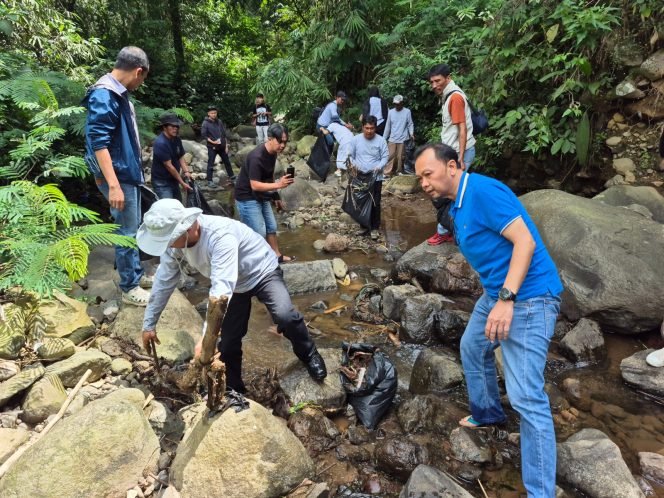 
					Dukung Ekowisata Berkelanjutan di World Cleanup Day 2025, PT Banyu Agung Perkasa Bagikan 1.000 Bibit Pohon di Puncak Bogor