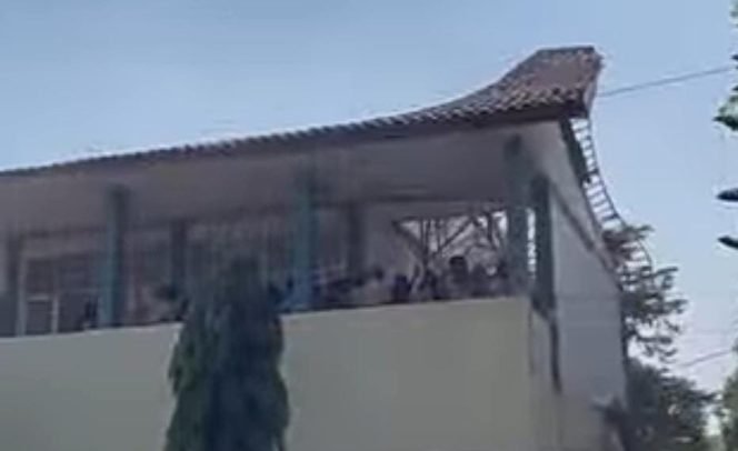 
					Atap Gedung SMKN 1 Cileungsi Roboh saat Jam Pelajaran, Sejumlah Siswa Terluka