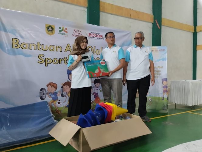 
					Dispora Kabupaten Bogor Serahkan Alat Olahraga SportKids Kepada 50 SD di Cileungsi