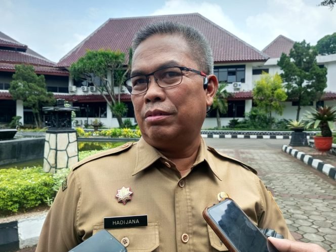 
					Kepala DPMD Kabupaten Bogor, Hadijana saat dimintai keterangan di kawasan Cibinong. (Foto: Erwin)