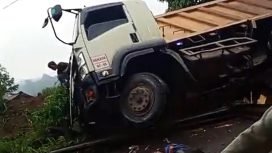Detik-detik truk alami kecelakaan karena rem blong di kawasan Nanggung, Kabupaten Bogor. (Foto: Tangkapan layar)