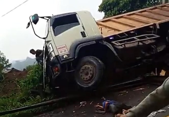 
					Detik-detik truk alami kecelakaan karena rem blong di kawasan Nanggung, Kabupaten Bogor. (Foto: Tangkapan layar)