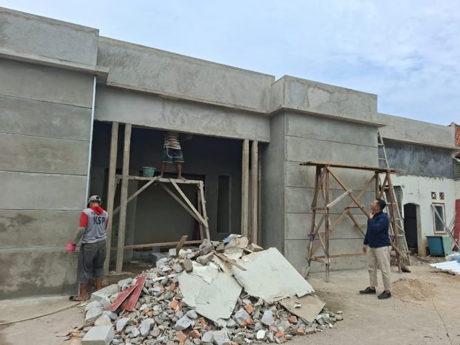 
					Optimalkan Pelayanan, Sekdes Gandoang Awasi Langsung Perbaikan Kantor Desa