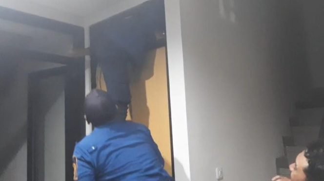
					Panik Terkunci Didalam Kamar, Balita Diselamatkan Damkar Kabupaten Bogor dari Ventilasi Kecil