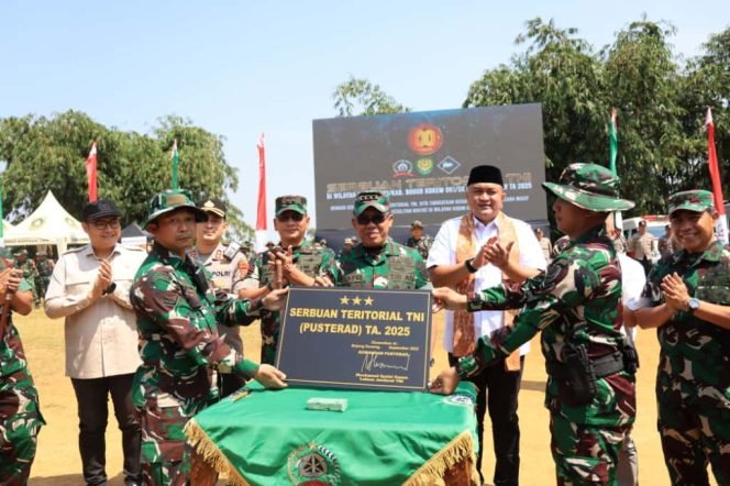 
					Bupati Rudy Susmanto Hadiri Serbuan Teritorial TNI 2025 di Bojong Koneng, Sampaikan Hal Ini