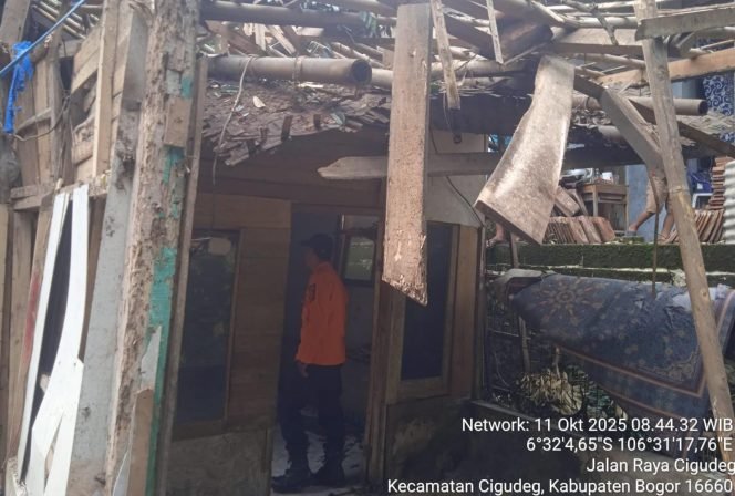 
					Diterjang Angin Kencang, Rumah Warga di Cigudeg Ambruk Tertimpa Pohon