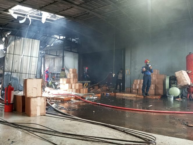 
					Diduga Karena Korsleting, Pabrik Pigura di Cibinong Dilalap Api