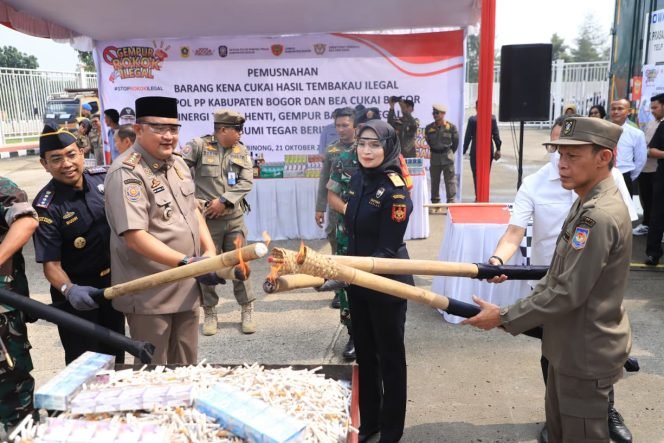 
					1,8 Juta Rokok Ilegal Dimusnahkan, Pemkab Bogor Cegah Kerugian Negara Rp1,4 Miliar