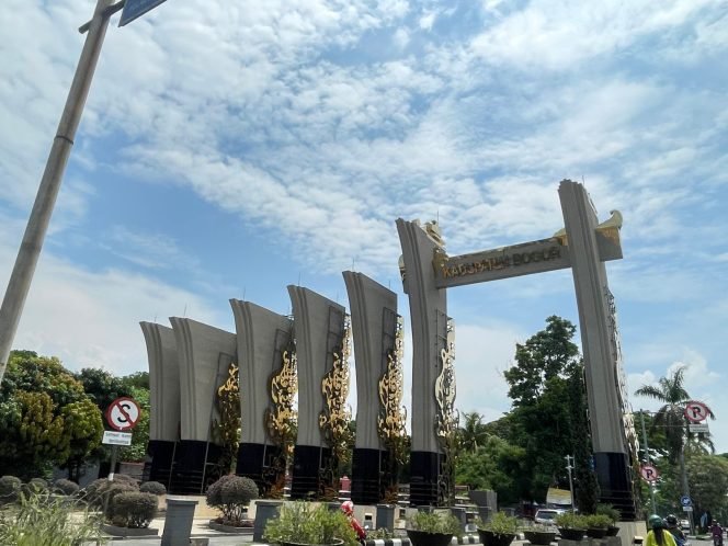 
					Revitalisasi Rampung, Lawang Kori Kini Dilapisi Marmer