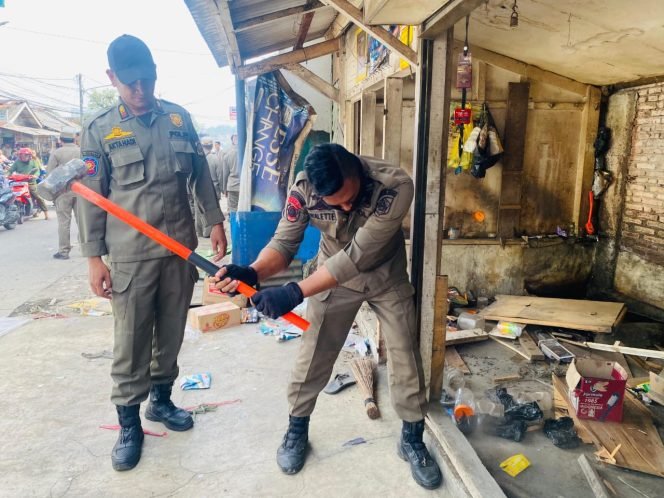 
					Satpol PP Kabupaten Bogor Bongkar 34 Bangli di Kecamatan Babakan Madang