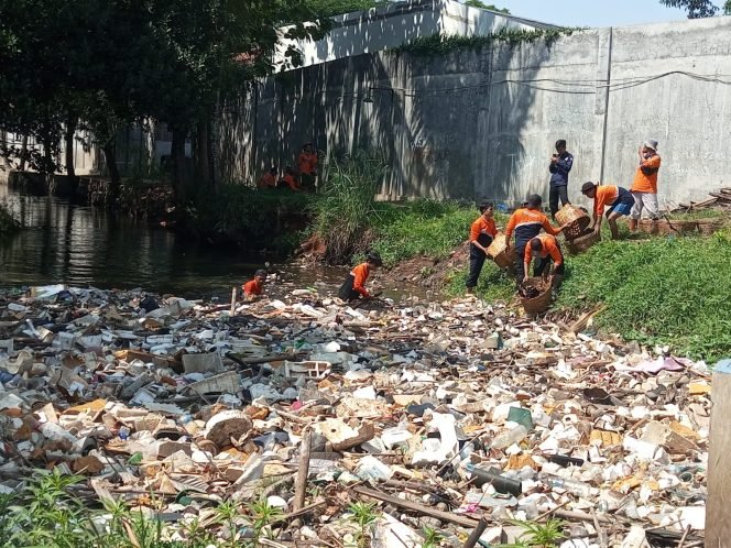 
					DLH Kabupaten Bogor Wacanakan Pemasangan Jaring Apung di Situ Cikaret, Ini Tujuannya