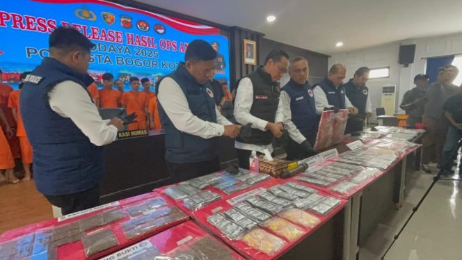 
					23 Pengedar Dibekuk, Jaringan Tembakau Sintetis Antarprovinsi Digulung Sat Resnarkoba Bogor Kota