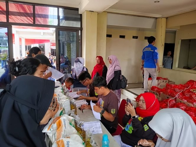 
					Sumringah, 852 KPM di Semplak Barat Dapat Bantuan Beras dan Minyak Goreng