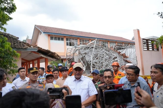 
					Bupati Rudy Susmanto Tinjau Ambruknya SMKN 1 Gunung Putri, Akan Evaluasi Struktur Bangunan Sekolah