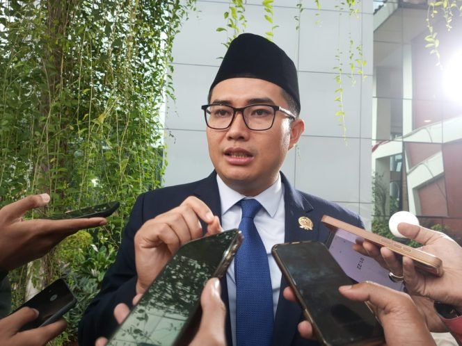 
					Peringati Hari Guru, Ketua DPRD Sastra Winara Serukan Pengangkatan Guru Jadi PPPK