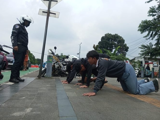 
					Langgar Lalu Lintas, Polres Bogor Hukum 3 Pelajar Push Up 150 Kali saat Operasi Zebra Lodaya di Sentul