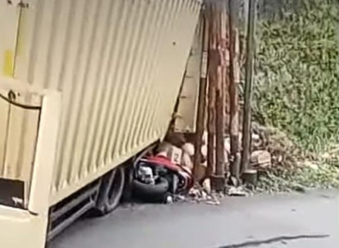 
					Gagal Menanjak, Truk Mundur dan Tabrak Motor di Cicadas