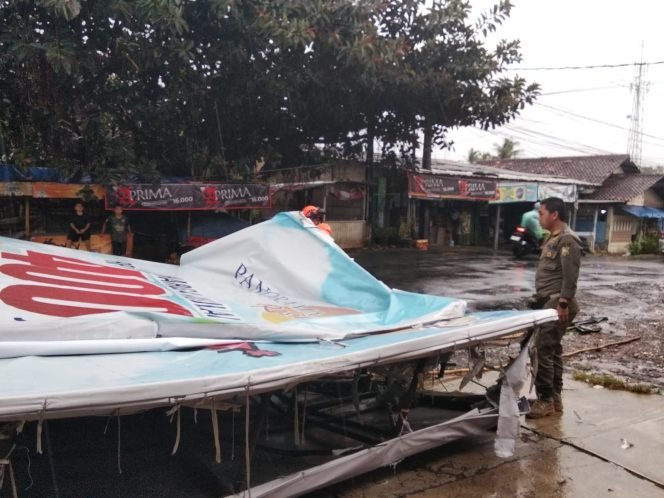 
					Papan Reklame di Ciseeng Roboh Akibat Ditejang Hujan Disertai Angin