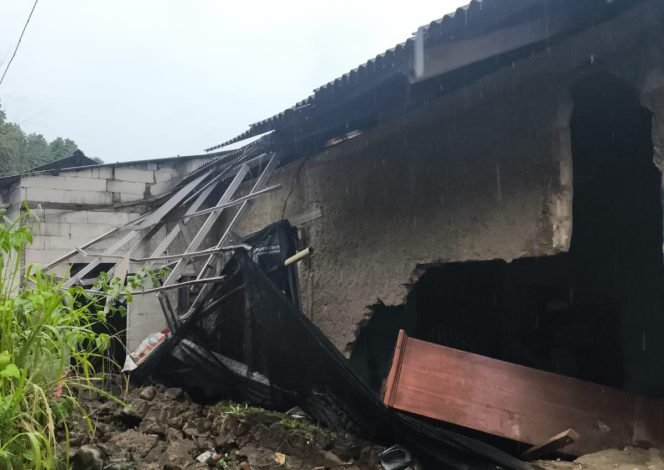 
					TPT Cibagolo Ambruk, 23 Rumah di 2 Kampung Sukaraja Kebanjiran