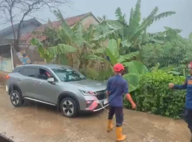 
					Hindari Kendaraan Lain, Mobil Wuling Terperosok ke Saluran Air di Cibinong