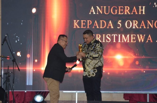 
					Di Malam Anugerah Jurnalisme Istimewa 2025, Rudy Susmanto Sabet Penghargaan Kepala Daerah Peduli Pers