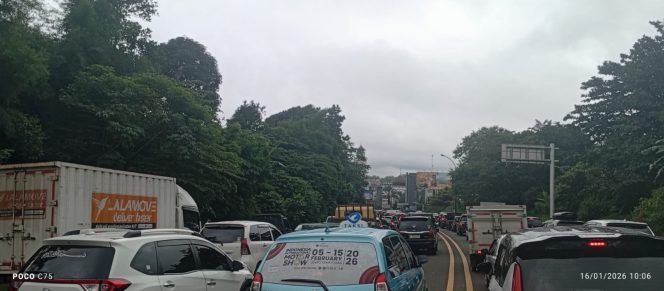 
					Libur Isra Mi’raj, Kendaraan Menuju Puncak Alami Kepadatan, Polisi Berlakukan One Way