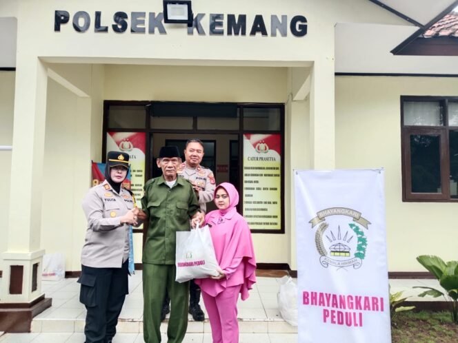 
					Berbagi di Bulan Suci, Polsek Kemang Bagikan Paket Sembako ke Desa Jampang